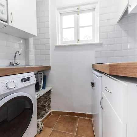 شقة Charming Seaside Escape In Picturesque