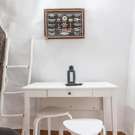 Charming Seaside Escape In Picturesque *