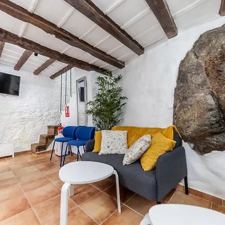 Charming Seaside Escape In Picturesque Apartment *