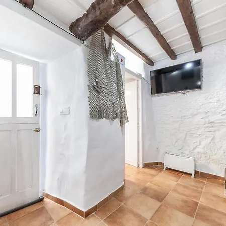 Charming Seaside Escape In Picturesque *