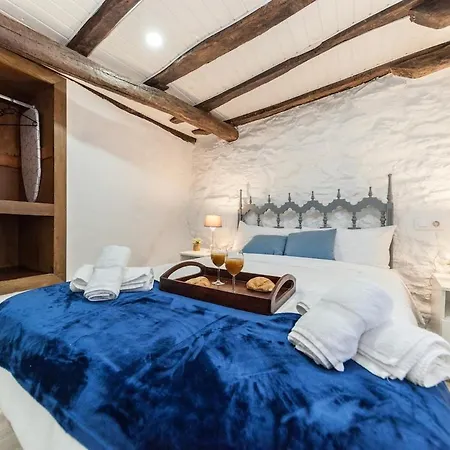 Charming Seaside Escape In Picturesque Apartment *