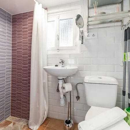 Charming Seaside Escape In Picturesque *